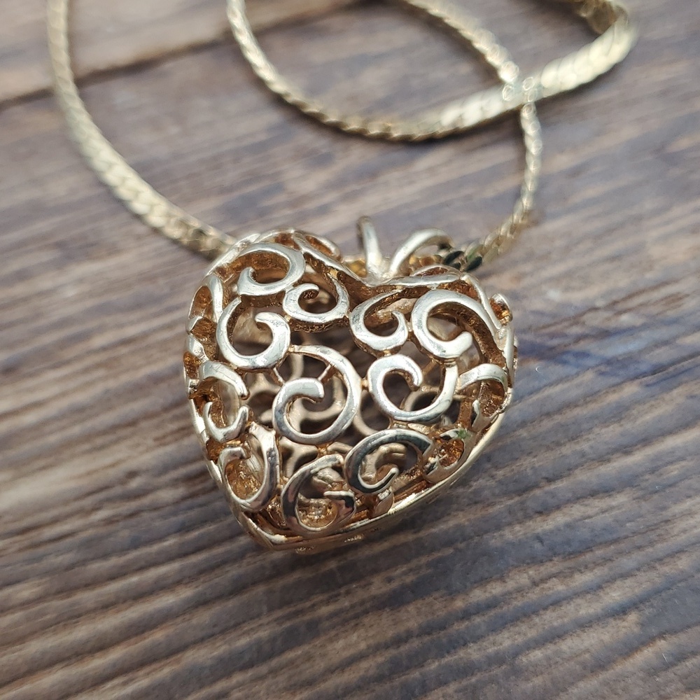 Elegant Gold Tone Filigree Heart Pendant Necklace 18 Inches N3609 Romantic - Picture 2 of 3